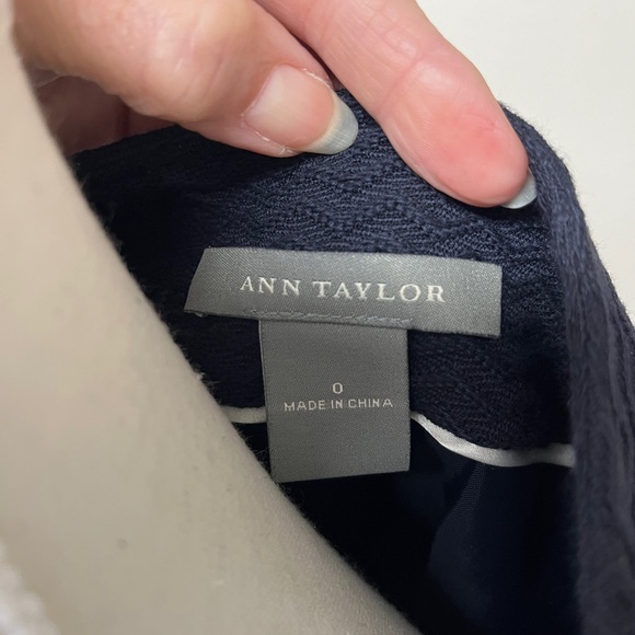 Ann Taylor Navy Jacket, EUC, sz 0, P-P 18”,
No pulls, long sleeve flair hem - Picture 7 of 9